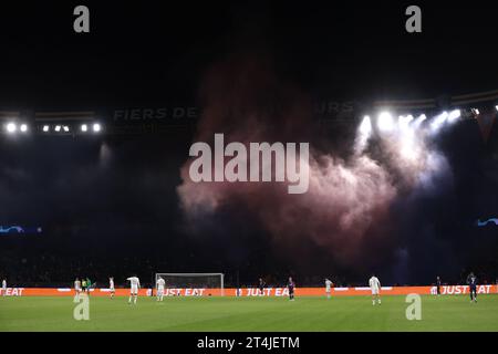 Paris, France. 25 octobre 2023. De la fumée s'échappe du secteur des supporters du PSG après une exposition pyro pendant le match de l'UEFA Champions League au Parc des Princes, à Paris. Le crédit photo devrait se lire : Jonathan Moscrop/Sportimage crédit : Sportimage Ltd/Alamy Live News Banque D'Images