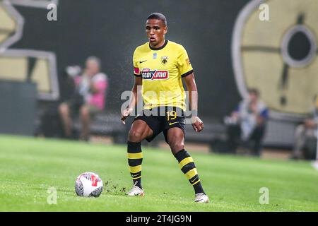 Athènes, Grèce. 30 octobre 2023. Niclas Eliasson de l'AEK en action lors d'un match de Superleague grecque entre l'AEK FC et le PAOK FC. (Image de crédit : © Giannis Papanikos/ZUMA Press Wire) USAGE ÉDITORIAL SEULEMENT! Non destiné à UN USAGE commercial ! Banque D'Images