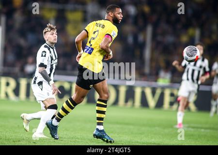 Athènes, Grèce. 30 octobre 2023. Harold Moukoudi de l'AEK en action lors d'un match de Superleague grecque entre l'AEK FC et le PAOK FC. (Image de crédit : © Giannis Papanikos/ZUMA Press Wire) USAGE ÉDITORIAL SEULEMENT! Non destiné à UN USAGE commercial ! Banque D'Images