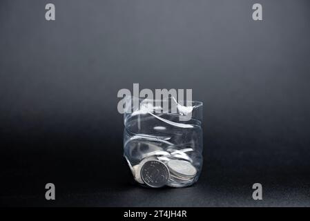 Celengan pake gelas uang koin Indonesia seratus dua ratus lima ratus seribu rupiah, indonésien cent deux cent cinq cent mille-rupiah Banque D'Images