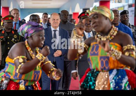 Accra, Ghana. 31 octobre 2023. Le chancelier allemand OLAF Scholz (SPD, centre l), visite le Centre international de formation au maintien de la paix Kofi Annan avec Nana Akufo-Addo (centre r), présidente du Ghana, et est accueilli par des danseurs. Après le Nigeria, Scholz est en visite au Ghana, l'un des pays partenaires les plus importants de l'Allemagne en Afrique de l'Ouest. Crédit : Michael Kappeler/dpa/Alamy Live News Banque D'Images