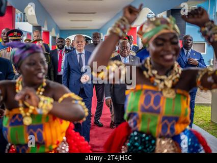 Accra, Ghana. 31 octobre 2023. Le chancelier allemand OLAF Scholz (SPD, centre l), visite le Centre international de formation au maintien de la paix Kofi Annan avec Nana Akufo-Addo (centre r), présidente du Ghana, et est accueilli par des danseurs. Après le Nigeria, Scholz est en visite au Ghana, l'un des pays partenaires les plus importants de l'Allemagne en Afrique de l'Ouest. Crédit : Michael Kappeler/dpa/Alamy Live News Banque D'Images