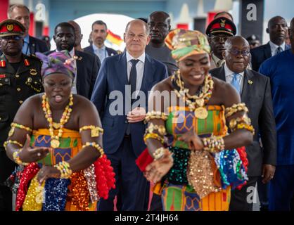 Accra, Ghana. 31 octobre 2023. Le chancelier allemand OLAF Scholz (SPD, M), visite le Centre international de formation au maintien de la paix Kofi Annan avec Nana Akufo-Addo (r), Présidente du Ghana, et est accueilli par des danseurs. Après le Nigeria, Scholz est en visite au Ghana, l'un des pays partenaires les plus importants de l'Allemagne en Afrique de l'Ouest. Crédit : Michael Kappeler/dpa/Alamy Live News Banque D'Images