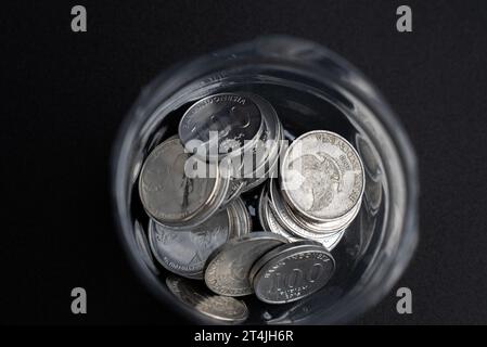 Celengan pake gelas uang koin Indonesia seratus dua ratus lima ratus seribu rupiah, indonésien cent deux cent cinq cent mille-rupiah Banque D'Images
