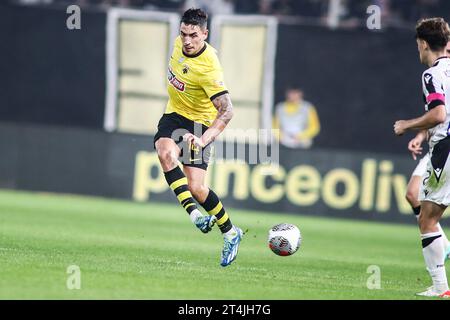 Athènes, Grèce. 30 octobre 2023. Ezequiel Ponce de l'AEK en action lors d'un match de Superleague grecque entre l'AEK FC et le PAOK FC. (Image de crédit : © Giannis Papanikos/ZUMA Press Wire) USAGE ÉDITORIAL SEULEMENT! Non destiné à UN USAGE commercial ! Banque D'Images