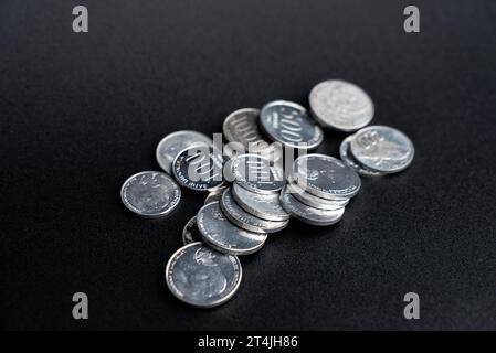 Uang koin Indonesia seratus dua ratus lima ratus seribu rupiah, indonésien cent deux cent cinq cent mille pièces de rupiah. Isolé. Banque D'Images