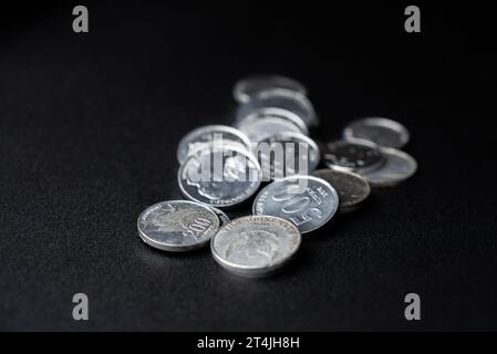Uang koin Indonesia seratus dua ratus lima ratus seribu rupiah, indonésien cent deux cent cinq cent mille pièces de rupiah. Isolé. Banque D'Images
