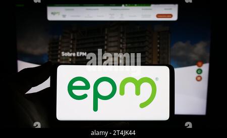 Personne tenant un smartphone avec le logo de la société colombienne Empresas Publicas de Medellin (EPM) devant le site Web. Concentrez-vous sur l'affichage du téléphone. Banque D'Images