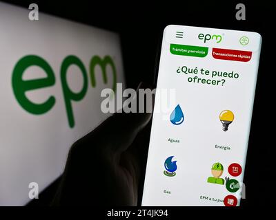 Personne tenant le smartphone avec la page Web de la société colombienne Empresas Publicas de Medellin (EPM) avec le logo. Concentrez-vous sur le centre de l'écran du téléphone. Banque D'Images