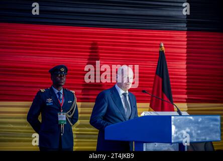 Accra, Ghana. 31 octobre 2023. Le chancelier allemand OLAF Scholz (SPD, r) prend la parole lors d'une visite au Centre international Kofi Annan de formation au maintien de la paix. Après le Nigeria, Scholz est en visite au Ghana, l'un des pays partenaires les plus importants de l'Allemagne en Afrique de l'Ouest. Crédit : Michael Kappeler/dpa/Alamy Live News Banque D'Images