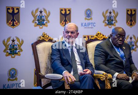 Accra, Ghana. 31 octobre 2023. Le chancelier allemand OLAF Scholz (SPD, l), visite le Centre international Kofi Annan de formation au maintien de la paix avec Nana Akufo-Addo, Présidente du Ghana. Après le Nigeria, Scholz est en visite au Ghana, l'un des pays partenaires les plus importants de l'Allemagne en Afrique de l'Ouest. Crédit : Michael Kappeler/dpa/Alamy Live News Banque D'Images