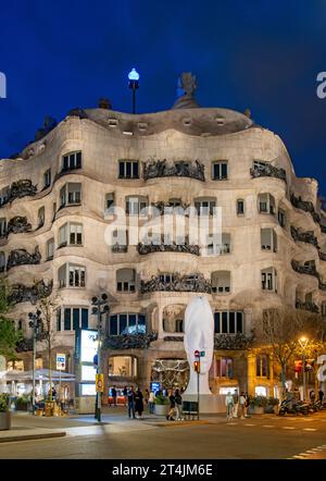 Casa Mila - la Pedrera la nuit, Barcelone, Espagne Banque D'Images