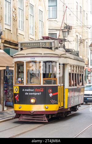 Tramways de Lisbonne, Rua da Conceição, quartier Alfama, Lisbonne, Portugal Banque D'Images