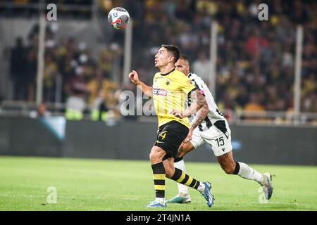 Athènes, Grèce. 30 octobre 2023. Ezequiel Ponce de l'AEK en action lors d'un match de Superleague grecque entre l'AEK FC et le PAOK FC. (Image de crédit : © Giannis Papanikos/ZUMA Press Wire) USAGE ÉDITORIAL SEULEMENT! Non destiné à UN USAGE commercial ! Banque D'Images
