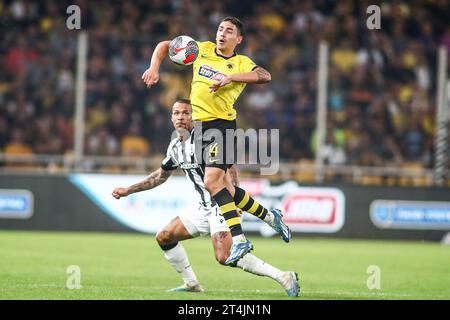 Athènes, Grèce. 30 octobre 2023. Ezequiel Ponce de l'AEK en action lors d'un match de Superleague grecque entre l'AEK FC et le PAOK FC. (Image de crédit : © Giannis Papanikos/ZUMA Press Wire) USAGE ÉDITORIAL SEULEMENT! Non destiné à UN USAGE commercial ! Banque D'Images
