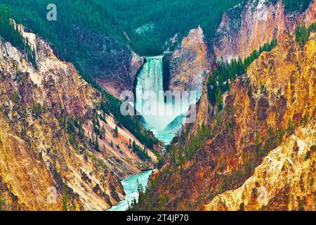 Les chutes sont des caractéristiques érosionnelles formées par la rivière Yellowstone qui coule sur la roche. Upper Falls est en amont des Lower Falls et mesure 109 pieds. Banque D'Images