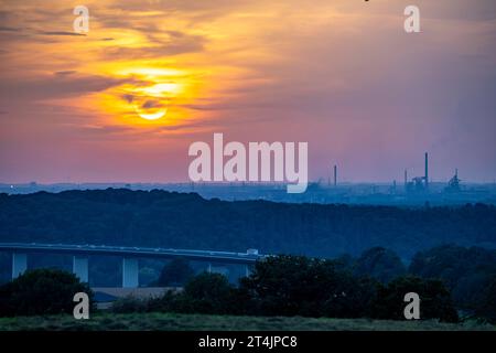 Coucher de soleil sur la région ouest de la Ruhr, pont de la vallée de la Ruhr de l'autoroute A52 entre Essen et Mülheim/Ruhr, en arrière-plan le fer Krupp Mannesmann Banque D'Images