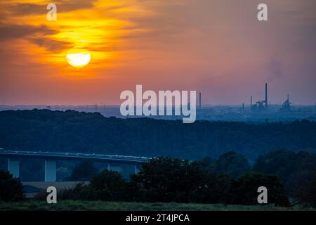 Coucher de soleil sur la région ouest de la Ruhr, pont de la vallée de la Ruhr de l'autoroute A52 entre Essen et Mülheim/Ruhr, en arrière-plan le fer Krupp Mannesmann Banque D'Images