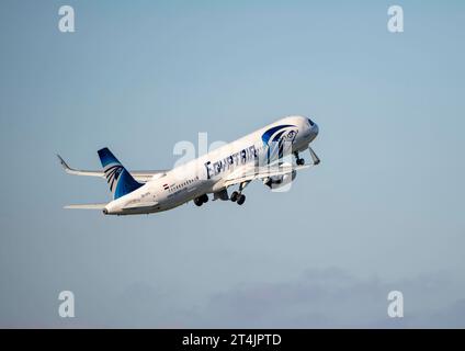 Flughafen Düsseldorf, Flieger beim Start, von der Hauptbahn, Egyptair, Airbus A321neo, su-GFR, Luftverkehr dus *** aéroport de Dusseldorf, décollage, de la piste principale, Egyptair, Airbus A321neo, su GFR, trafic aérien dus crédit : Imago/Alamy Live News Banque D'Images