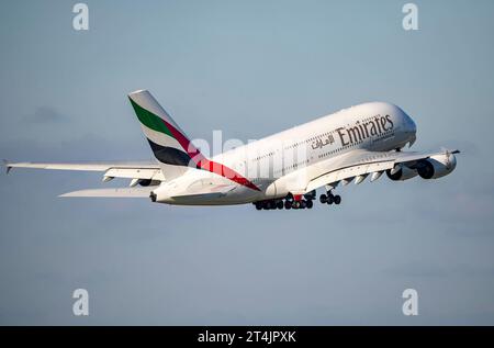 Flughafen Düsseldorf, Flieger beim Start, von der Hauptbahn, Emirates Airbus A380-800, A6-EDO, Luftverkehr dus *** aéroport de Dusseldorf, décollage de l'avion, de la piste principale, Emirates Airbus A380 800, A6 EDO, trafic aérien dus crédit : Imago/Alamy Live News Banque D'Images