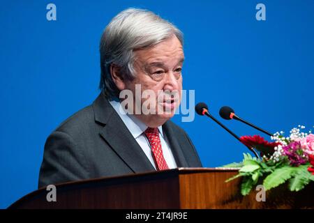 Katmandou, Népal. 31 octobre 2023. Le Secrétaire général des Nations Unies Antonio Guterres (C) s’adressant à une session conjointe du Parlement népalais lors de sa visite officielle de quatre jours à l’invitation du Premier ministre Pushpa Kamal Dahal au Parlement fédéral à Katmandou. Crédit : SOPA Images Limited/Alamy Live News Banque D'Images