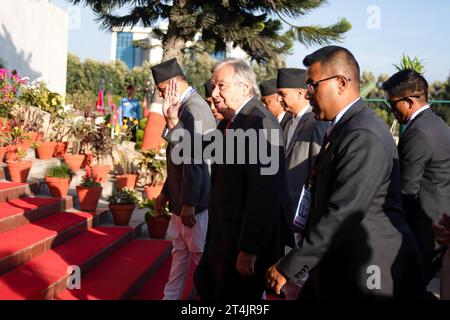 Katmandou, Népal. 31 octobre 2023. Le Secrétaire général de l'ONU Antonio Guterres a été vu avant de s'adresser à une session conjointe du Parlement népalais lors de sa visite officielle de quatre jours à l'invitation du Premier ministre Pushpa Kamal Dahal au Parlement fédéral à Katmandou. Crédit : SOPA Images Limited/Alamy Live News Banque D'Images