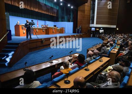 Katmandou, Népal. 31 octobre 2023. Le Secrétaire général des Nations Unies Antonio Guterres (C) s’adressant à une session conjointe du Parlement népalais lors de sa visite officielle de quatre jours à l’invitation du Premier ministre Pushpa Kamal Dahal au Parlement fédéral à Katmandou. Crédit : SOPA Images Limited/Alamy Live News Banque D'Images