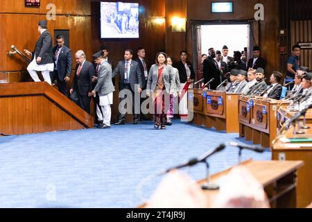 Katmandou, Népal. 31 octobre 2023. Le Secrétaire général de l'ONU Antonio Guterres part après avoir pris la parole lors d'une session conjointe du Parlement népalais lors de sa visite officielle de quatre jours à l'invitation du Premier ministre Pushpa Kamal Dahal au Parlement fédéral de Katmandou. Crédit : SOPA Images Limited/Alamy Live News Banque D'Images