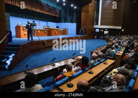 Katmandou, Népal. 31 octobre 2023. Le Secrétaire général des Nations Unies Antonio Guterres (C) s’adressant à une session conjointe du Parlement népalais lors de sa visite officielle de quatre jours à l’invitation du Premier ministre Pushpa Kamal Dahal au Parlement fédéral à Katmandou. (Photo Prabin Ranabhat/SOPA Images/Sipa USA) crédit : SIPA USA/Alamy Live News Banque D'Images