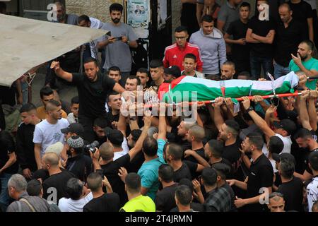 Les gens assistent à la cérémonie funéraire du palestinien de 31 ans Naim Ferran 31 tué dans un raid israélien sur le camp d'Askar à Naplouse les gens assistent à la cérémonie funéraire du palestinien de 31 ans Naim Ferran 31 tué dans un raid israélien sur le camp d'Askar à Naplouse, Cisjordanie, le 29 octobre 2023. Photo Mohammed Nasser apaimages Naplouse Cisjordanie territoire palestinien 291023 Naplouse MN 006 Copyright : xapaimagesxMohammedxNasserxxapaimagesx Banque D'Images