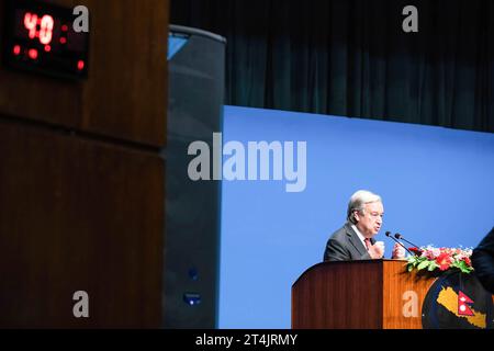 Katmandou, Népal. 31 octobre 2023. Le Secrétaire général des Nations Unies Antonio Guterres (C) s’adressant à une session conjointe du Parlement népalais lors de sa visite officielle de quatre jours à l’invitation du Premier ministre Pushpa Kamal Dahal au Parlement fédéral à Katmandou. (Photo Prabin Ranabhat/SOPA Images/Sipa USA) crédit : SIPA USA/Alamy Live News Banque D'Images