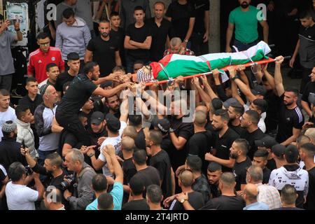 Les gens assistent à la cérémonie funéraire du palestinien de 31 ans Naim Ferran 31 tué dans un raid israélien sur le camp d'Askar à Naplouse les gens assistent à la cérémonie funéraire du palestinien de 31 ans Naim Ferran 31 tué dans un raid israélien sur le camp d'Askar à Naplouse, Cisjordanie, le 29 octobre 2023. Photo Mohammed Nasser apaimages Naplouse Cisjordanie territoire palestinien 291023 Naplouse MN 004 Copyright : xapaimagesxMohammedxNasserxxapaimagesx Banque D'Images