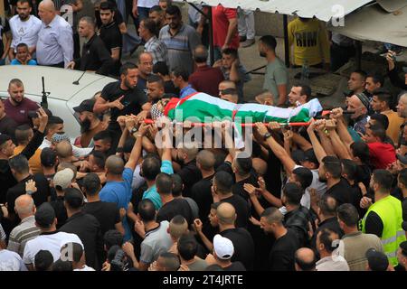 Les gens assistent à la cérémonie funéraire du palestinien de 31 ans Naim Ferran 31 tué dans un raid israélien sur le camp d'Askar à Naplouse les gens assistent à la cérémonie funéraire du palestinien de 31 ans Naim Ferran 31 tué dans un raid israélien sur le camp d'Askar à Naplouse, Cisjordanie, le 29 octobre 2023. Photo Mohammed Nasser apaimages Naplouse Cisjordanie territoire palestinien 291023 Naplouse MN 008 Copyright : xapaimagesxMohammedxNasserxxapaimagesx Banque D'Images