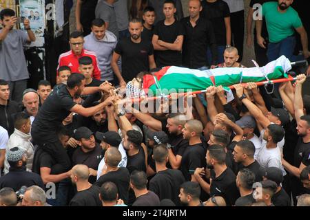 Les gens assistent à la cérémonie funéraire du palestinien de 31 ans Naim Ferran 31 tué dans un raid israélien sur le camp d'Askar à Naplouse les gens assistent à la cérémonie funéraire du palestinien de 31 ans Naim Ferran 31 tué dans un raid israélien sur le camp d'Askar à Naplouse, Cisjordanie, le 29 octobre 2023. Photo Mohammed Nasser apaimages Naplouse Cisjordanie territoire palestinien 291023 Naplouse MN 005 Copyright : xapaimagesxMohammedxNasserxxapaimagesx Banque D'Images