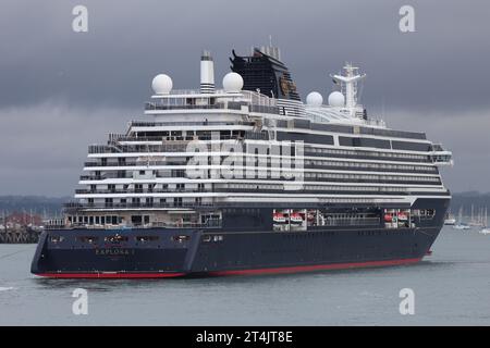 Une arrivée tôt le matin au terminal portuaire international pour le navire à passagers EXPLORA 1 de MSC Cruises Banque D'Images