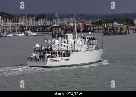 Le HMS HURWORTH retourne au port après un entraînement plus poussé, prêt à être déployé avec le Groupe de contre-mesures antimines de l'OTAN Banque D'Images