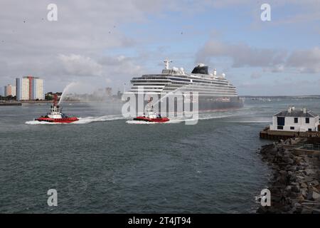 Les remorqueurs fournissent une escorte par jet d'eau alors que le navire à passagers EXPLORA 1 de MSC Cruises quitte la ville et se dirige vers sa prochaine destination Banque D'Images