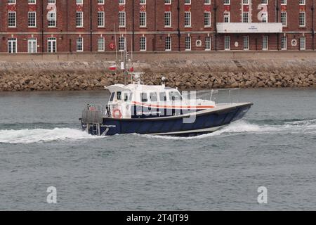 Le bateau pilote et de lancement rapide Williams Shipping WILLFREEDOM franchit l'entrée du port Banque D'Images