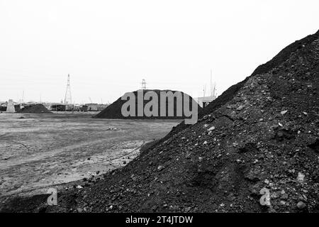 Plus grande place d'affaires de charbon au Bangladesh. Cette image a été prise le 29 mai 2022 à Gabtoli, au Bangladesh Banque D'Images