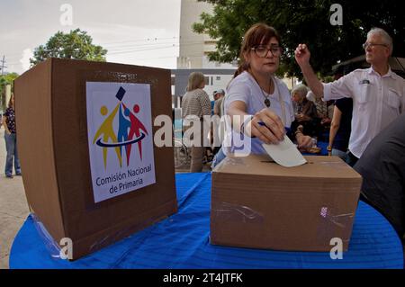 MARACAIBO-VENEZUELA-22-10-2023. Un électeur introduit son vote dans l'urne, lors de l'élection primaire de l'opposition qui choisira le cand Banque D'Images