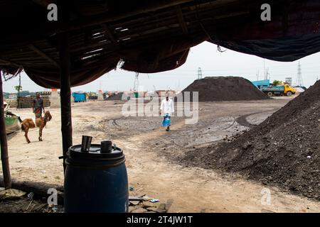 Plus grande place d'affaires de charbon au Bangladesh. Cette image a été prise le 29 mai 2022 à Gabtoli, au Bangladesh Banque D'Images