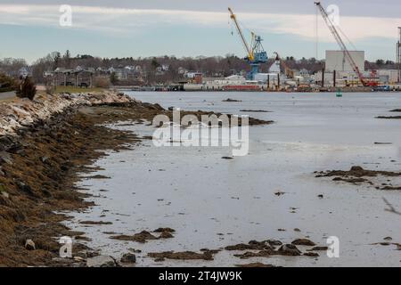 Ce chantier naval répare et révise les sous-marins d'attaque à propulsion nucléaire de l'U.S. Navy. Ils travaillent sur des sous-marins de classe Los Angeles et Virginia. Voici la vue fr Banque D'Images