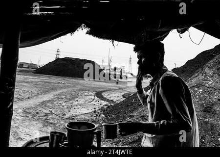 Plus grande place d'affaires de charbon au Bangladesh. Cette image a été prise le 29 mai 2022 à Gabtoli, au Bangladesh Banque D'Images