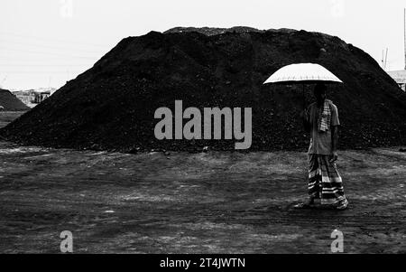 Plus grande place d'affaires de charbon au Bangladesh. Cette image a été prise le 29 mai 2022 à Gabtoli, au Bangladesh Banque D'Images