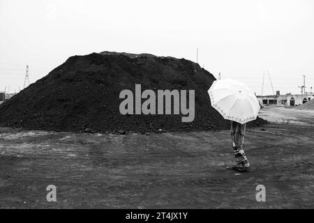 Plus grande place d'affaires de charbon au Bangladesh. Cette image a été prise le 29 mai 2022 à Gabtoli, au Bangladesh Banque D'Images