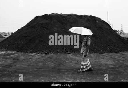 Plus grande place d'affaires de charbon au Bangladesh. Cette image a été prise le 29 mai 2022 à Gabtoli, au Bangladesh Banque D'Images