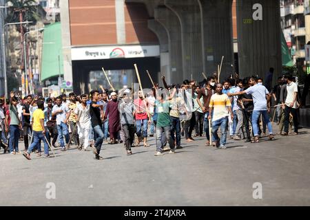 Dhaka, Wari, Bangladesh. 31 octobre 2023. Les travailleurs de l'habillement du Bangladesh protestent pour exiger un salaire équitable à Dhaka  les travailleurs de l'habillement, qui protestaient depuis quelques jours pour exiger une augmentation de leurs salaires, ont affirmé que les dirigeants et militants de la Ligue Awami locale les avaient attaqués. Des ouvriers bangladais de l'habillement crient des slogans alors qu'ils bloquent une route lors d'une manifestation dans la région de Mirpur à Dhaka, au Bangladesh, le 31 octobre 2023. (Image de crédit : © Habibur Rahman/ZUMA Press Wire) USAGE ÉDITORIAL SEULEMENT! Non destiné à UN USAGE commercial ! Banque D'Images