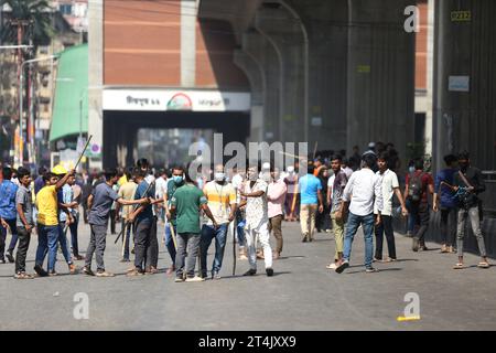 Dhaka, Wari, Bangladesh. 31 octobre 2023. Les travailleurs de l'habillement du Bangladesh protestent pour exiger un salaire équitable à Dhaka  les travailleurs de l'habillement, qui protestaient depuis quelques jours pour exiger une augmentation de leurs salaires, ont affirmé que les dirigeants et militants de la Ligue Awami locale les avaient attaqués. Des ouvriers bangladais de l'habillement crient des slogans alors qu'ils bloquent une route lors d'une manifestation dans la région de Mirpur à Dhaka, au Bangladesh, le 31 octobre 2023. (Image de crédit : © Habibur Rahman/ZUMA Press Wire) USAGE ÉDITORIAL SEULEMENT! Non destiné à UN USAGE commercial ! Banque D'Images