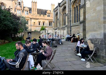 À l’extérieur du « café Vaults & Garden » (sous la menace de fermeture) associé à l’église universitaire de St Mary la Vierge et à l’université d’Oxford Banque D'Images