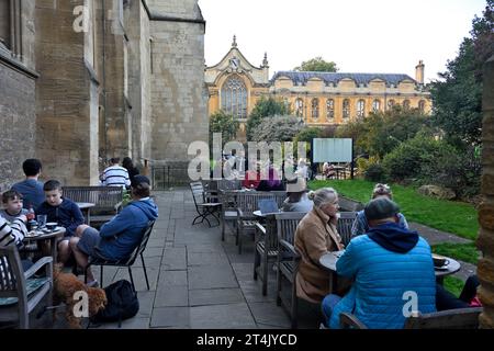 À l’extérieur du « café Vaults & Garden » (sous la menace de fermeture) associé à l’église universitaire de St Mary la Vierge et à l’université d’Oxford Banque D'Images